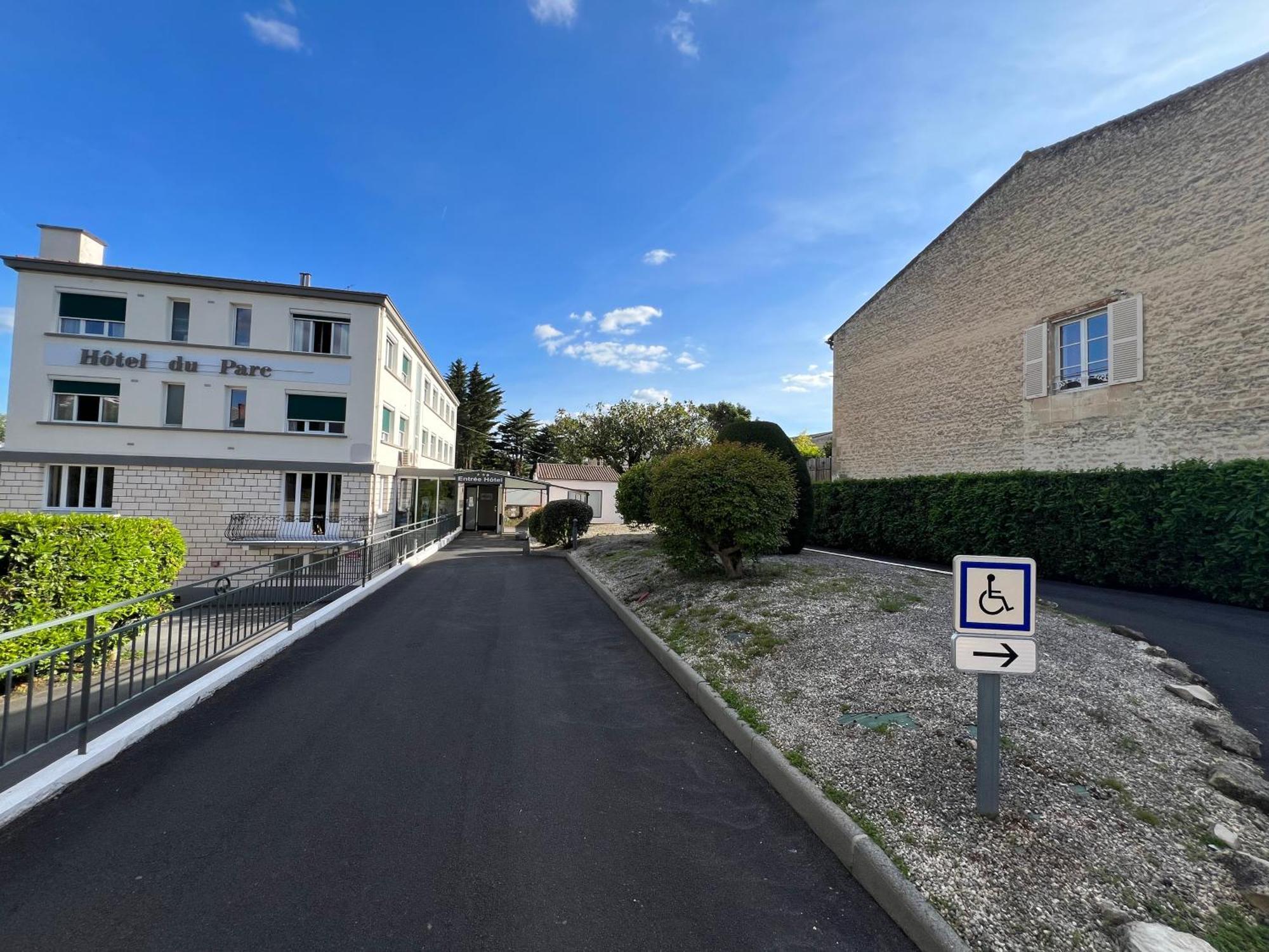 Brit Hotel Du Parc Niort Centre-Parking Gratuit Kültér fotó