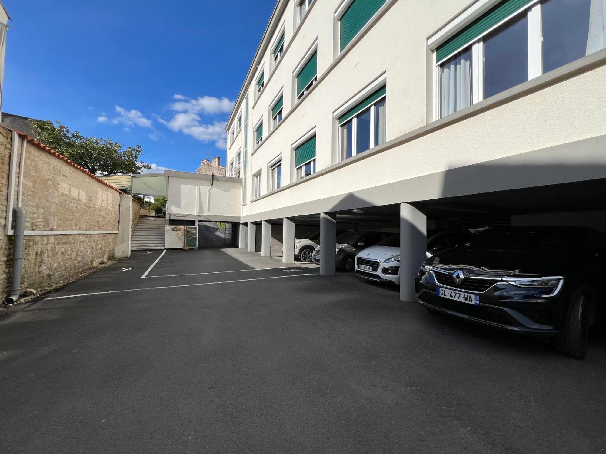 Brit Hotel Du Parc Niort Centre-Parking Gratuit Kültér fotó