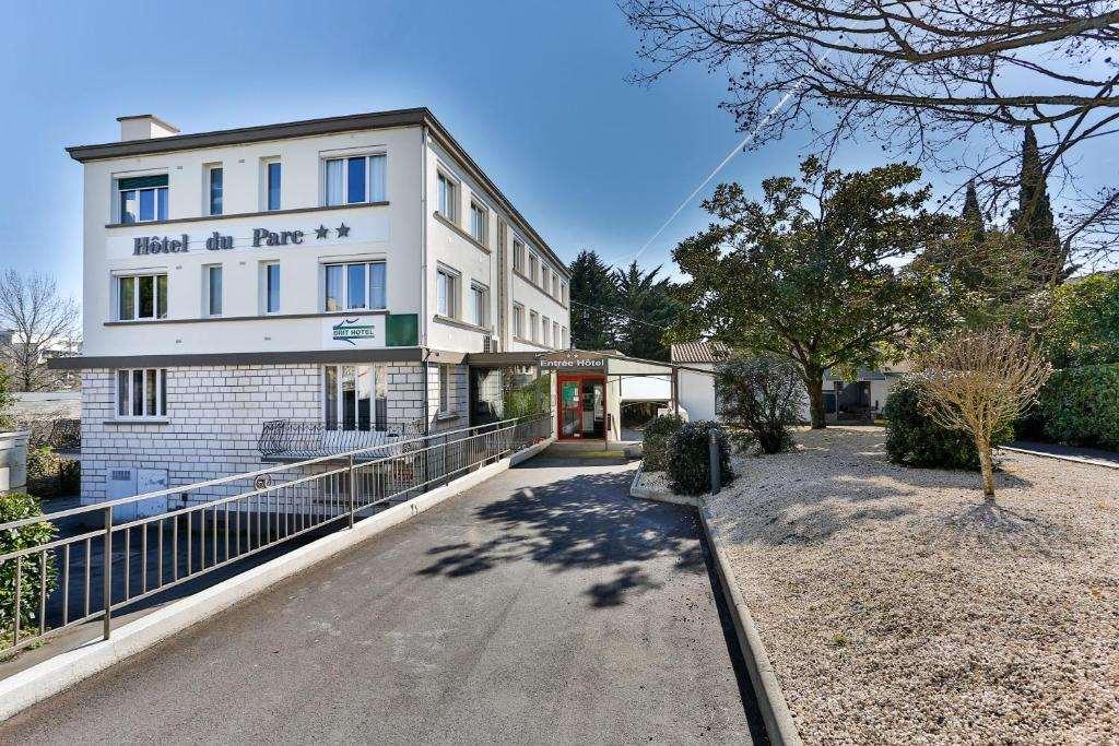 Brit Hotel Du Parc Niort Centre-Parking Gratuit Kültér fotó