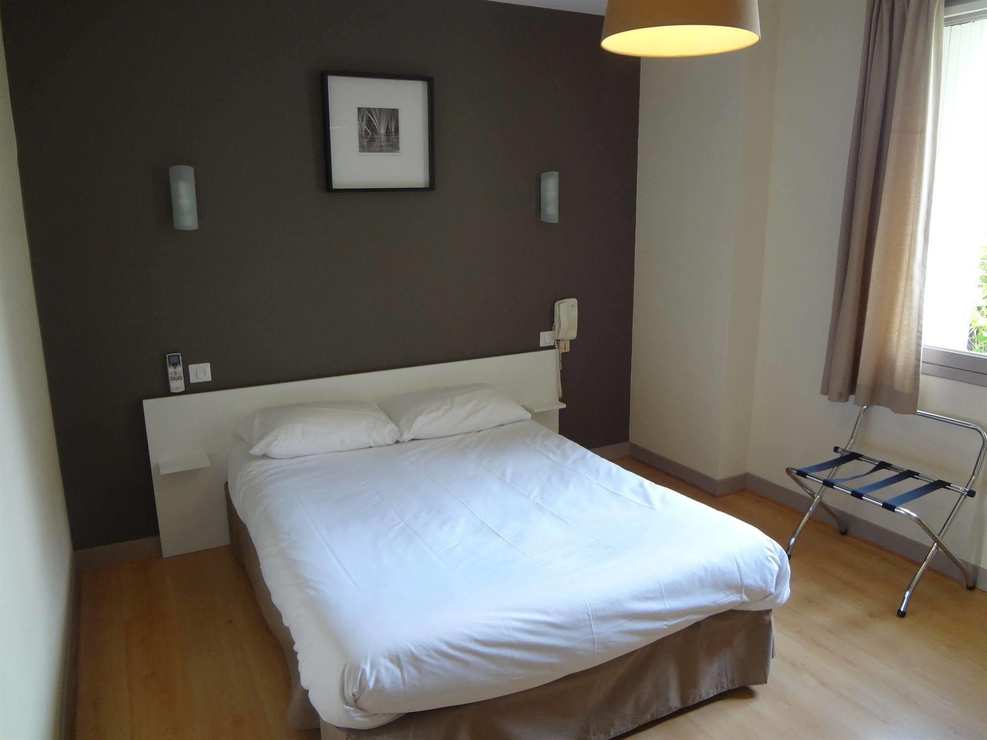 Brit Hotel Du Parc Niort Centre-Parking Gratuit Kültér fotó